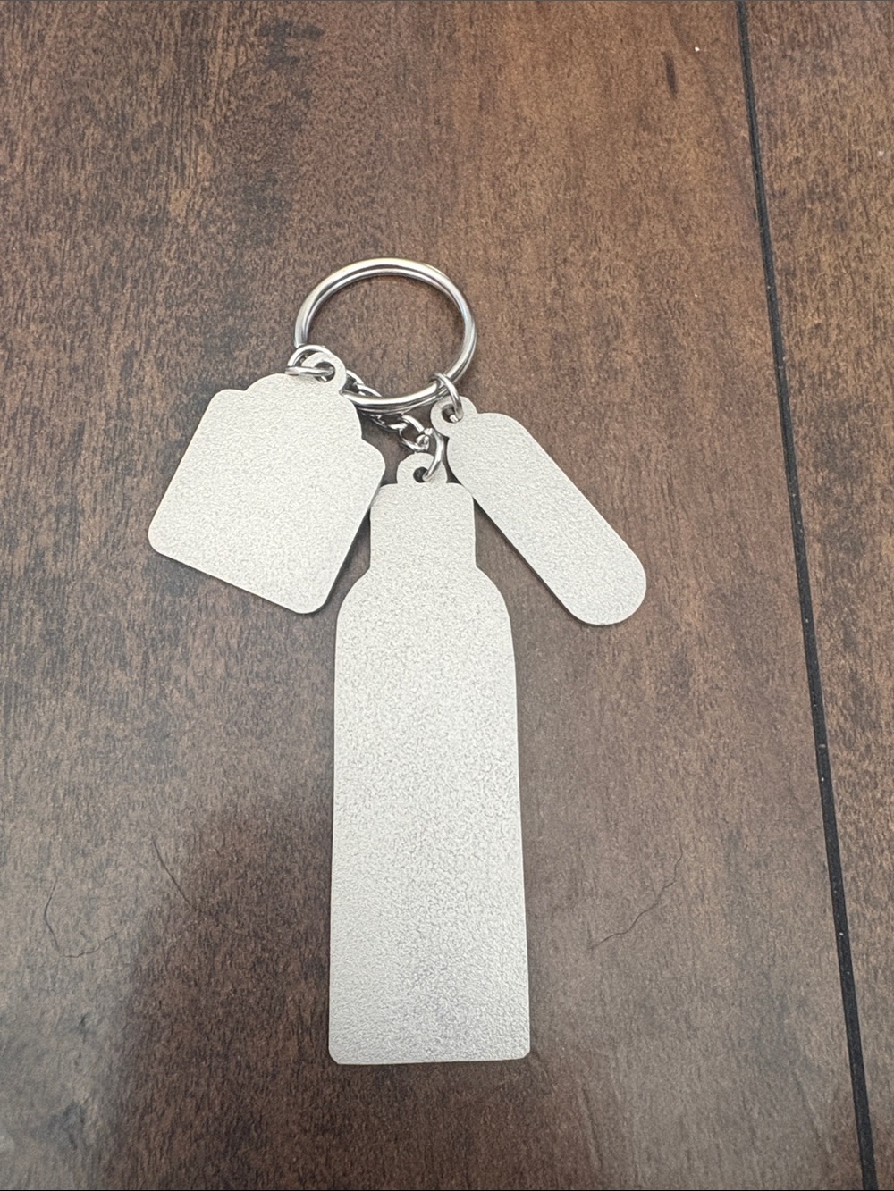 ❗️5/$25❗️ OUAI Charm Keyring with Bottle and Shirt Pendants - Picture 3 of 3